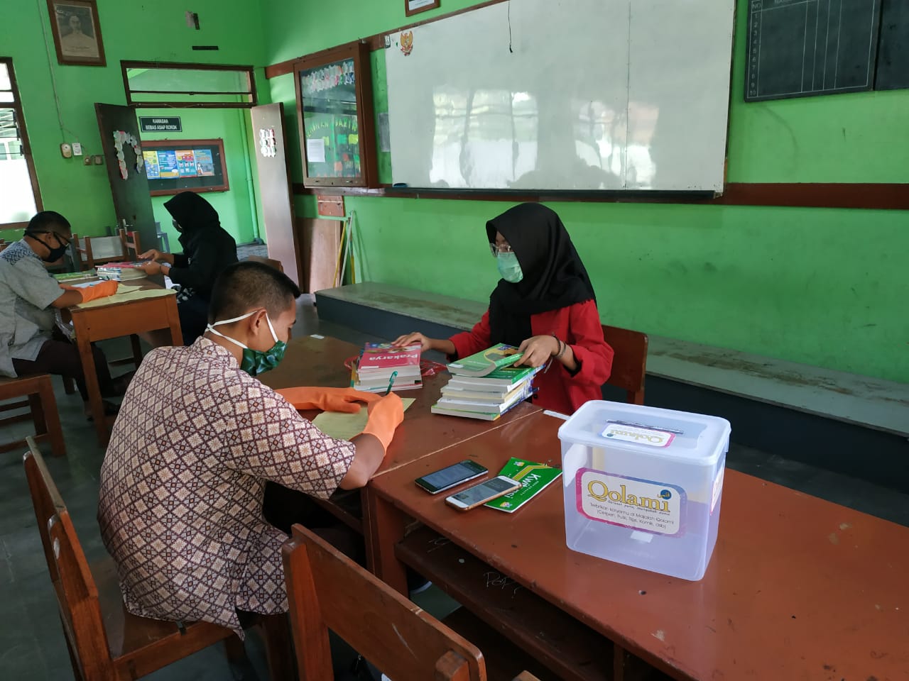 Pengembalian Buku Pinjaman Perpustakaan oleh Siswa Kelas 9