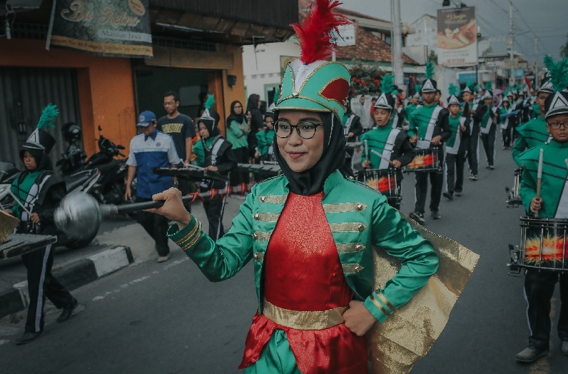 Marching Band Bagaskara SMP Muhammadiyah7 di Pawai Milad SMA Mupat